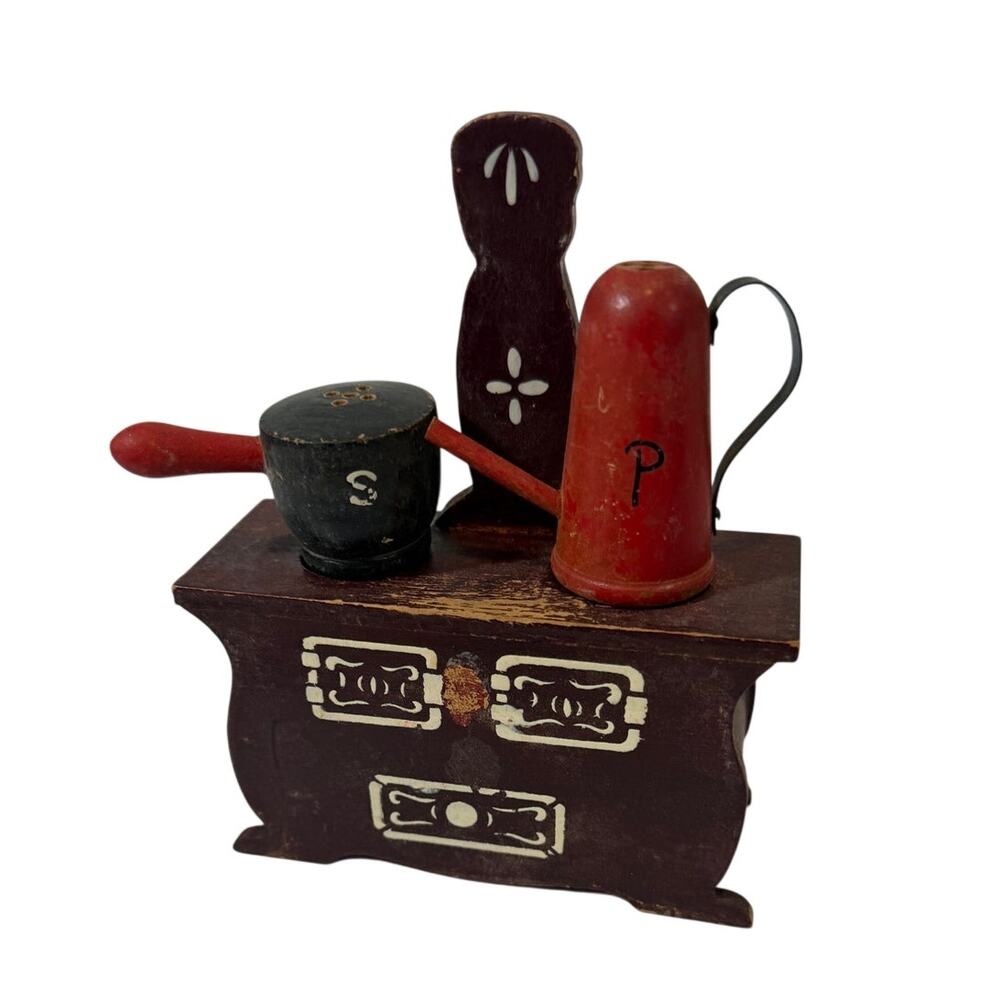Vintage Wood Stove With Cooking Pot And Coffee Pot Salt And Pepper Shakers Japan